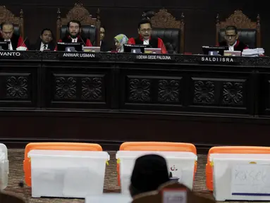 Kontainer berisi barang bukti milik BPN Prabowo-Sandiaga dihadirkan ke dapan hakim saat sidang lanjutan sengketa Pilpres 2019 di MK, Jakarta, Rabu (19/6/2019). Sidang kali ini beragendakan mendengar keterangan saksi dan ahli terkait sengketa Pilpres 2019. (merdeka.com/Iqbal Nugroho)