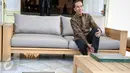 Presiden Joko Widodo melepaskan kaos kakinya untuk melakukan proses pencetakan kaki di Istana Merdeka, Jakarta, Selasa (13/10/2015). Cetakan tersebut akan diletakkan di Taman Pintar Yogyakarta. (Liputan6.com/Faizal Fanani)