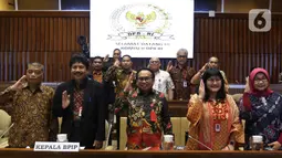 Kepala Badan Pembinaan Ideologi Pancasila (BPIP) Yudian Wahyudi (kedua kiri) berfoto bersama sebelum Rapat dengar Pendapat dengan Komisi II DPR di Kompleks Parlemen, Senayan, Selasa (18/2/2020). Agenda rapat salah satunya membahas rencana pemulangan anak-anak ISIS eks WNI. (Liputan6.com/Johan Tallo)