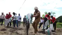 Pj Bupati Klungkung I Nyoman Jendrika membagikan pupuk organik gratis di beberapa desa di kecamatan Klungkung. Pupuk organik tersebut merupakan hasil produksi dari TOSS (Tempat Olah Sampah Setempat).