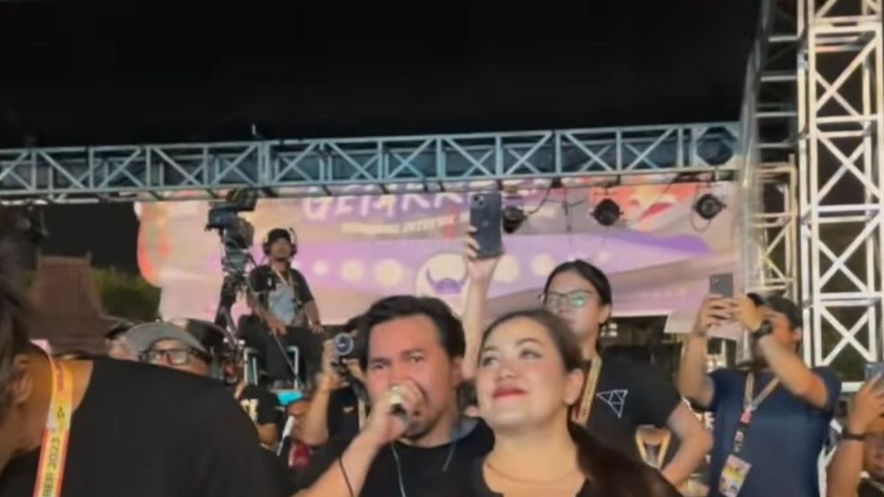 Video David Bayu meneteskan air mata saat menyaksikan acara Synchronize Fest 2023 langsung viral. Para musisi dan band tanah air memberikan dukungan buat David dan band Naif.<br>