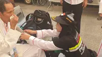 Petugas yang tergabung dalam tim Penanganan Krisis dan Pertolongan Pertama Pada Jemaah Haji (PKP3JH) sedang menangani jemaah haji yang membutuhkan pertolongan. (Nafiysul Qodar/Liputan6.com)