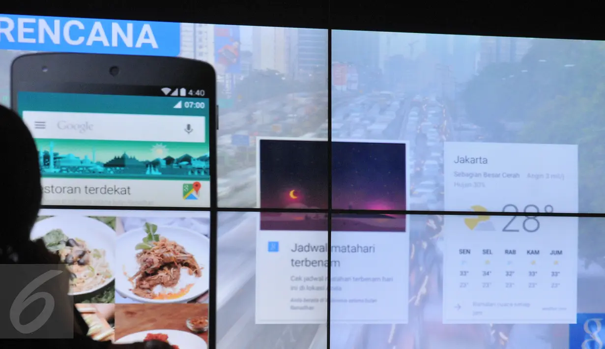 Sebuah layar monitor menunjukkan aplikasi Google App Kartu Now yang baru diluncurkan di Jakarta, Senin (29/6). Kartu Now ini bertujuan membantu pengguna menemukan beragam informasi yang paling dicari selama Ramadan. (Liputan6.com/Herman Zakharia) 