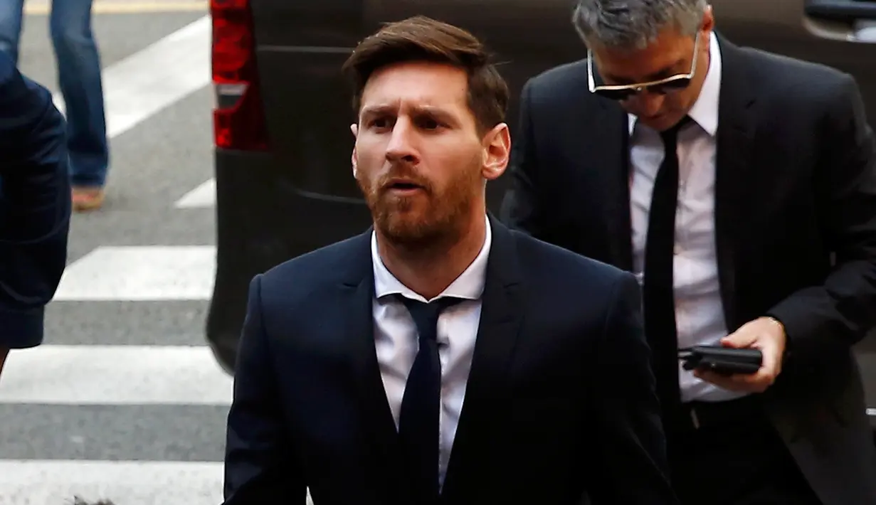 Penyerang Barcelona, Lionel Messi saat tiba di pengadilan untuk menjalani sidang terkait tuduhan penggelapan pajak di Barcelona, Spanyol, (2/6). Messi dituduh sudah menggelapkan pajak sebesar 4,1 juta euro (Rp 62,2 Miliar). (REUTERS/Albert Gea)