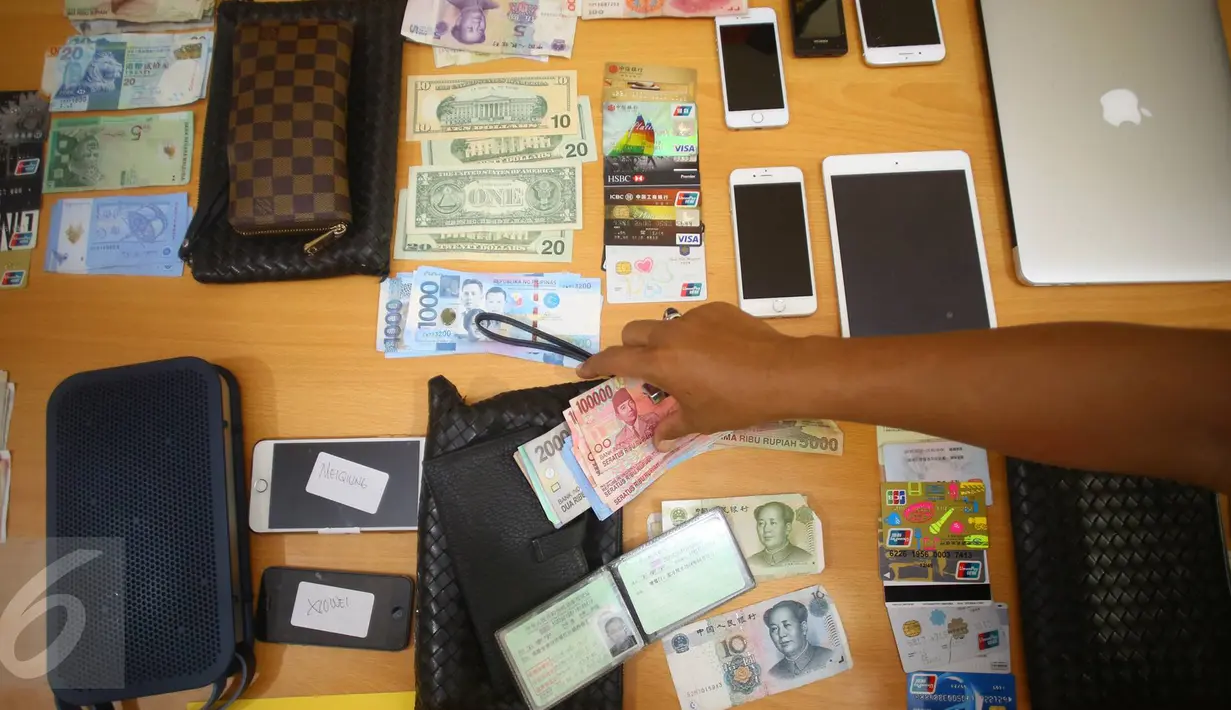 Sejumlah barang bukti diperlihatkan saat pres rilis kejahatan cyber crime di Polsek Metro Penjaringan , Kapuk Muara, Jakarta, Selasa (24/1). (Liputan6.com/ Immanuel Antonius)