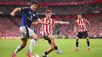 Bek MU, Harry Maguire, berupaya melewati adangan pemain Athletic Bilbao pada leg 1 semifinal Liga Europa 2024/2025 di Stadion San Mames, Jumat (2/5/2025) dini hari WIB. (AP Photo/Miguel Oses)