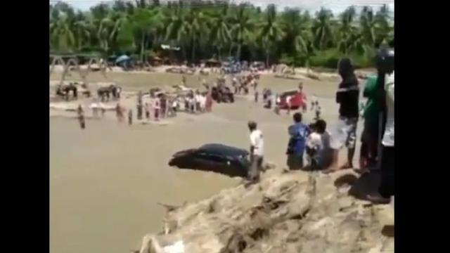 Toyota Avanza Terabas Sungai Deras