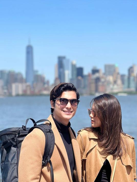 Beberapa waktu lalu, Cinta Brian dan Callista Arum sempat ke luar negeri bareng. Kala itu keduanya mengunjungi Ohio, Amerika Serikat dalam momen wisuda saudara dari Callista Arum. Pasangan kekasih ini pun tampil serasi saat kenakan busana batik dan kebaya. (Liputan6.com/IG/cinta_brian)