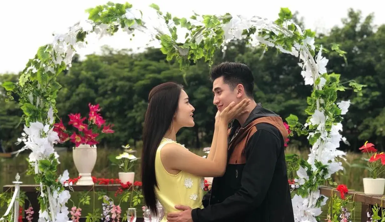 "@natashawilona12 Soooo sweettttt bgtttttt sihhhhh ," tulis tanisharichelle. "Romantis banget," tulis neng.veny. "Romantis nyaaaaaa." sambung ernasuriyanto. (Instagram/natashawilona12)