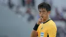 Wasit Ko Hyung-jin meniup peluit saat laga lanjutan BRI Super League 2025/2026 antara Persita melawan Borneo di Indonesia Arena, Tangerang, Banten, Jumat (09/01/2026). (Bola.com/Bagaskara Lazuardi)