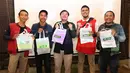 Lima orang pemenang melakukan foto bersama saat acara Roaring Night Triboon Hub, Jakarta Selatan. (Bola.com/M Iqbal Ichsan)