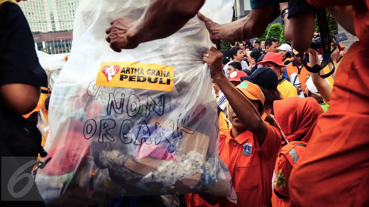 Bersih-bersih Sampah Bersama Artha Graha Peduli Dalam Rangka HPSN 2016