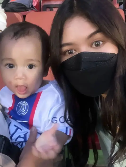 Sadar kamera, ekspresi lucu Cipung ini menggemaskan. Masih berusia 1 tahun, Cipung sudah jadi idola banyak orang dan sabet banyak penghargaan. Foto bareng Cipung, netizen tak hanya fokus dengan ekspresi lucu Cipung, tetapi juga salfok dengan Erina Gudono. Meski pakai masker, wanita yang pernah terpilih jadi Diajeng Sleman 2018 ini tetap terlihat cantik dan memesona. (Liputan6.com/IG/@kaesangerina)