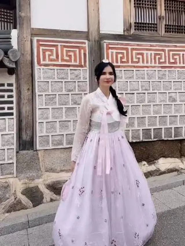 7 Potret Maria Vania Tampil Elegan Pakai Hanbok saat Liburan ke Korea Selatan