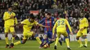 Aksi Pemain FC Barcelona, Lionel Messi saat dikepung para pemain Las Palmas pada laga La Liga di Camp Nou, Barcelona (14/1/2017). Barcelona menang 5-0. (AP/Manu Fernandez)