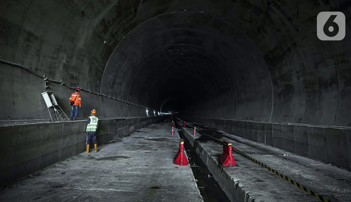 Pekerja menyelesaikan proyek Tunnel 6 kereta cepat Jakarta-Bandung di kawasan Cikalong Wetan, Depok, Purwakarta, Jawa Barat, Rabu (30/3/2022). Progres proyek Tunnel 6 sudah mencapai 79 persen. (Liputan6.com/Faizal Fanani)
