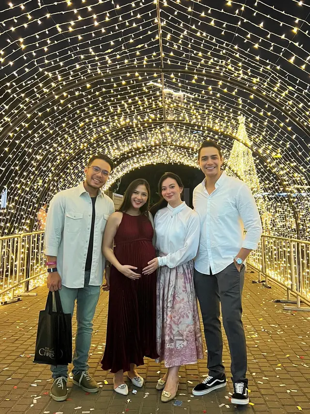 7 Potret Kebersamaan Asmirandah dan Jessica Mila Rayakan Natal di Istora Senayan