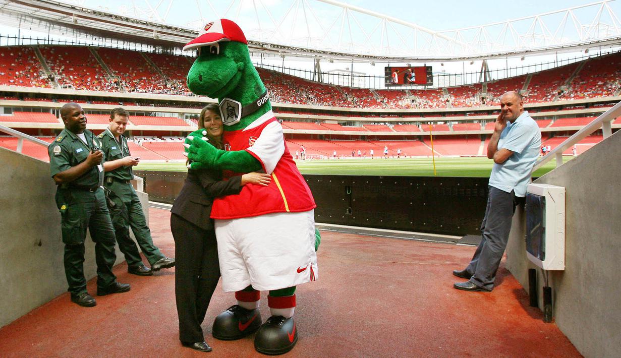 Maskot dinosaurus tersebut sudah setia menemani Arsenal sejak tahun 1993 silam. Bahkan sejak Arsene Wenger belum menjadi juru taktik di Meriam London tersebut. (AFP/Adrian Dennis)