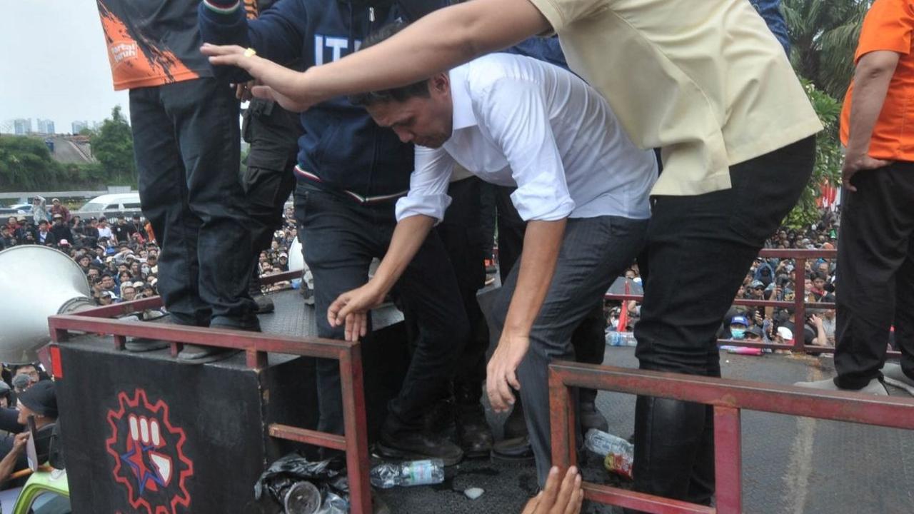Setelah hadir menemui para demonstran tolak RUU Pilkada, anggota DPR dari Fraksi Gerindra Habiburokman tampak dilindungi sejumlah orang saat akan turun dari atas mobil komando di depan Gedung DPR, Jakarta, Kamis (22/8/2024). Foto: merdeka.com / Imam Buho