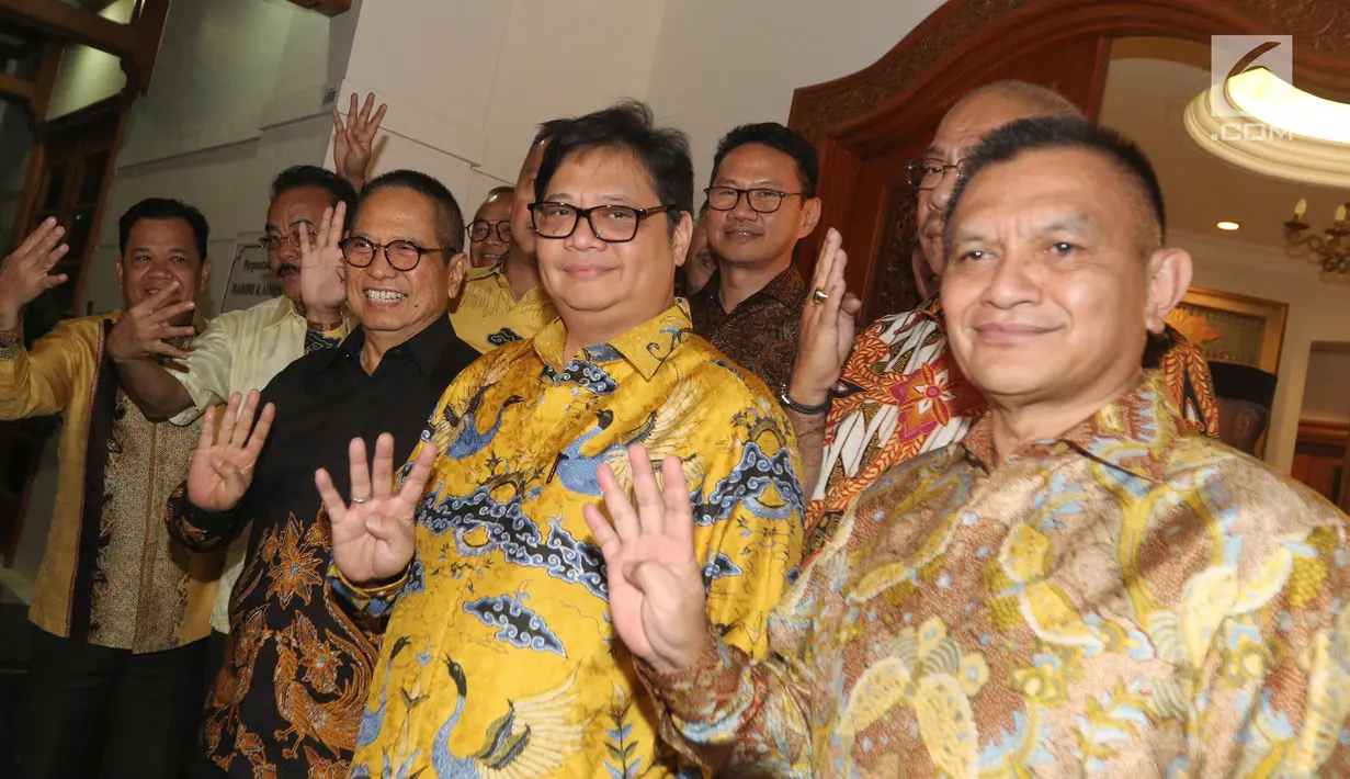 Ketua Umum Partai Golkar Airlangga Hartarto (dua kanan) bersama jajarannya foto bersama usai bersilaturahmi ke kediaman Ketua Dewan Kehormatan Partai Golkar BJ Habibie, Jakarta, Jumat (3/8). (Liputan6.com/JohanTallo)