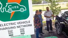Komisaris BCA Cyrillus Harinowo dan Direktur BCA Frengky Chandra Kusuma melihat demo pengisian energi listrik pada mobil listrik pada peresmian Stasiun Pengisian Kendaraan Listrik Umum (SPKLU) di BSD, Tangerang, Kamis (28/04/2022). BCA mengahdirkan fasilitas SPKLU di Wisma BCA Foresta untuk masyarakat yang beroperasi selama 24 jam dalam 7 hari. (Liputan6.com/HO/BCA)