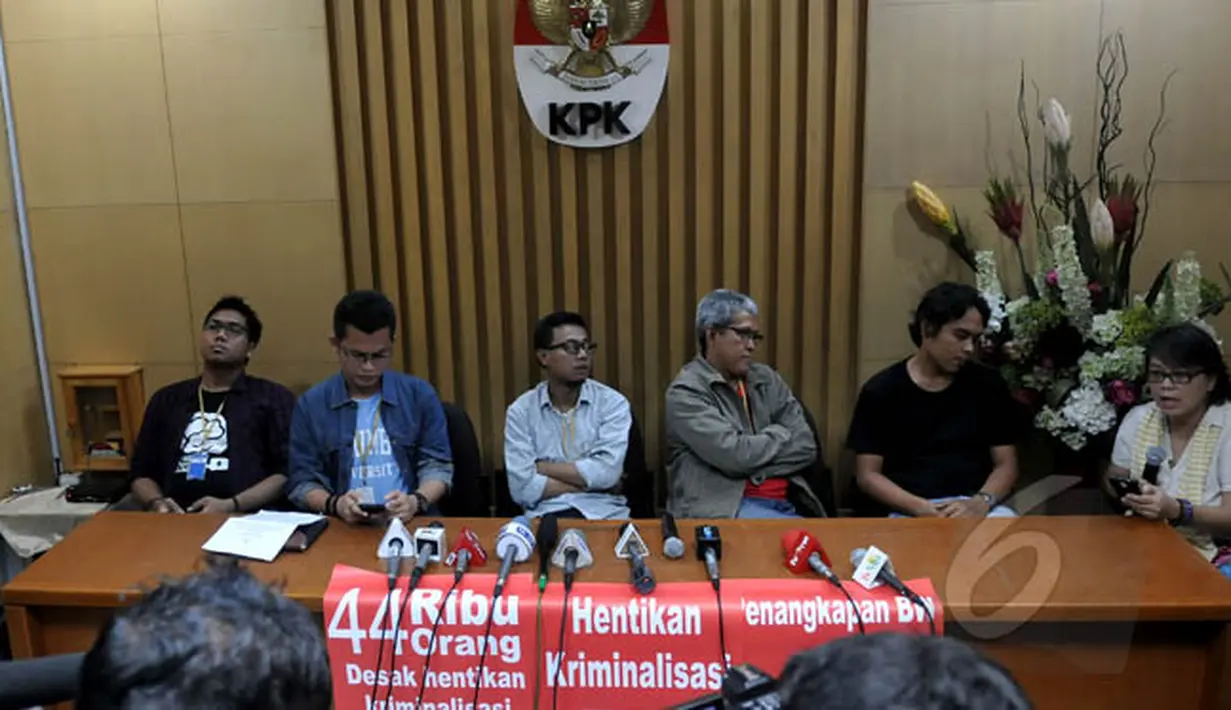 Sejumlah aktivis Masyarakat Sipil Antikorupsi menyikapi keputusan Presiden Jokowi terkait calon Kapolri dan Plt. pimpinan KPK, Jakarta, Kamis (19/2/2015). Dalam pernyataannya mereka menyampaikan lembaga KPK masih gawat darurat. (Liputan6.com/Johan Tallo)