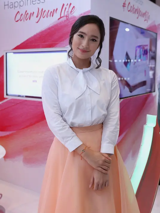 "Make up untuk pernikahan sih aku maunya senatural mungkin. Mungkin cuma sedikit dibedain kalau ada acara siang atau malamnya. Tapi aku pengennya tetap natural, aku tetap pengen jadi diri aku sendiri," tuturnya. (Daniel Kampua/Bintang.com)