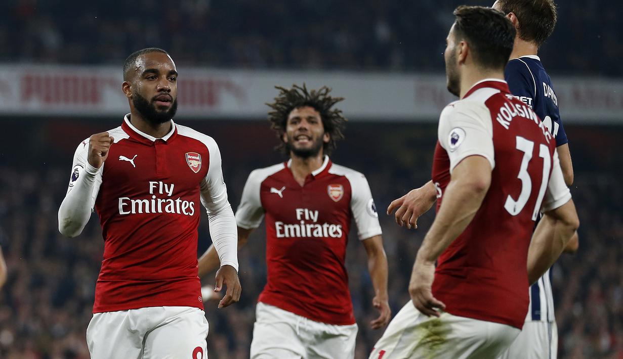 Pemain Arsenal, Alexandre Lacazette (kiri) merayakan gol bersama rekan-rekannya saat melawan West Bromwich lanjutan Premier League di Emirates stadium, London (25/9/2017). Arsenal menang 2-0. (AFP/Ian Kington)