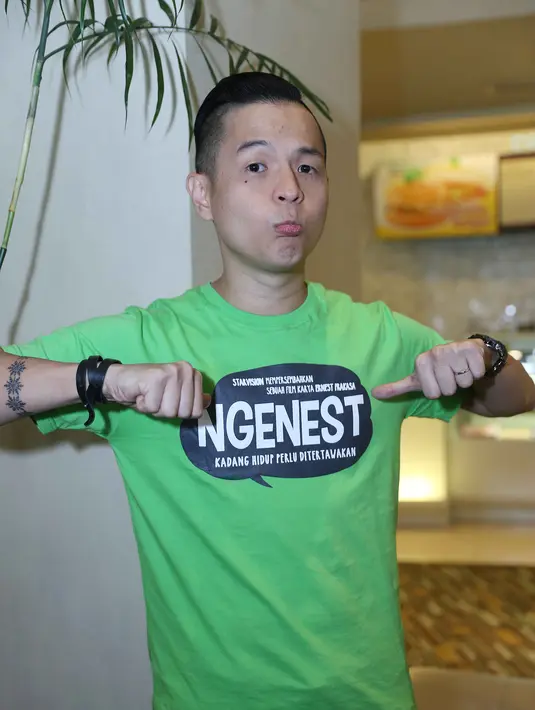 Seminggu setelah di putar di serentak di bioskop-bioskop seluruh Indonesia, film perdana Ernest berjudul ‘Ngenest: Ketika Hidup Perlu Ditertawakan’ masuk deretan film laris. (Nurwahyunan/Bintang.com)