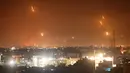 Roket diluncurkan menuju Israel dari Rafah, di Jalur Gaza selatan, Rabu (12/5/2021) dinihari. Palestina Hamas menyatakan mereka telah menembakkan lebih dari 200 roket ke Israel sebagai pembalasan atas serangan di sebuah blok menara di Gaza. (SAID KHATIB / AFP)