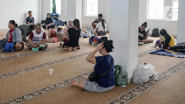 Di Jati Padang Pasar Minggu, Warga Terdampak Banjir Mengungsi di Masjid Al Mujahidin