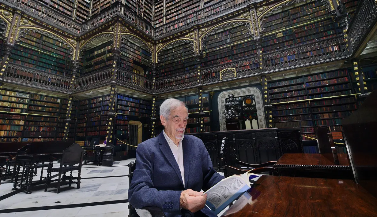 Arsitek dan peneliti Brasil, Carlos Francisico Moura membaca buku di Royal Portuguese Cabinet of Reading di Rio de Janeiro, Brasil, 5 Desember 2018. Perpustakaan ini didirikan untuk mempromosikan budaya Portugis di Brasil. (Carl De Souza/AFP)