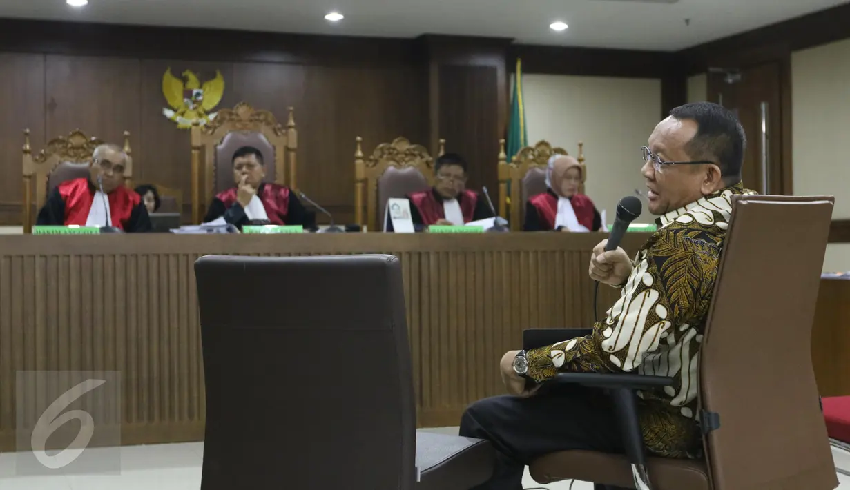 Mantan Sekretaris MA Nurhadi saat menjalani sidang kasus suap Panitera PN Jakpus di Pengadilan Tipikor, Jakarta, Rabu (26/10).  Nurhadi menjadi saksi terdakwa Edy Nasution. (Liputan6.com/Helmi Afanadi)