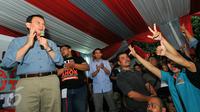 Gubernur DKI Basuki  Tjahaja Purnama menghadiri penghitungan satu juta KTP di Sekretariat TemanAhok, Jakarta, Minggu (19/6). TemanAhok berhasil mengumpulkan satu juta KTP dukungan bagi pencalonan Ahok dalam Pilgub Jakarta 2017. (Liputan6.com/Yoppy Renato)
