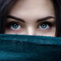Lash lift menjadi alternatif melentikan bulu mata secara alami. Simak selengkapnya. (Foto: Unsplash.com/Alexandru Zdrobau).