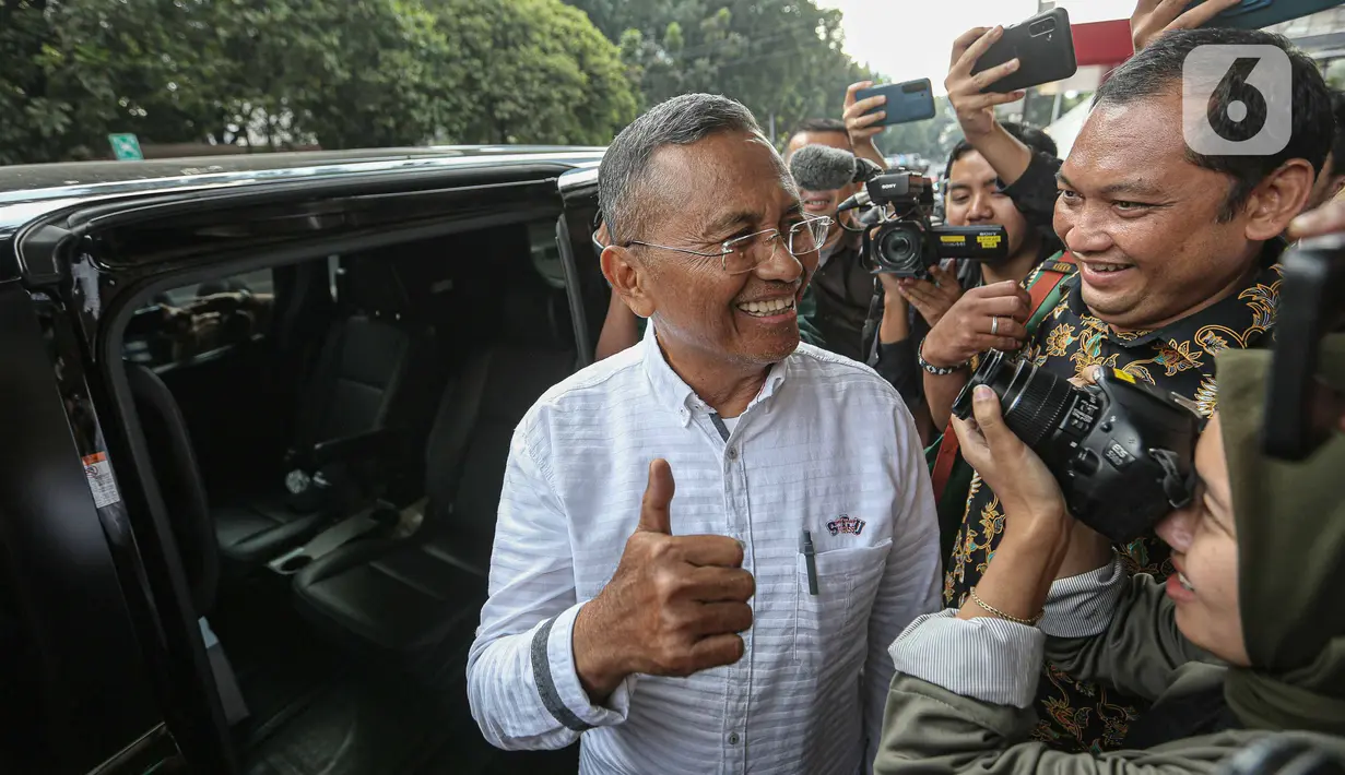 Dahlan tiba di Gedung Merah Putih sekitar pukul 09.10 WIB dan langsung masuk ke ruang pemeriksaan. (Liputan6.com/Faizal Fanani)