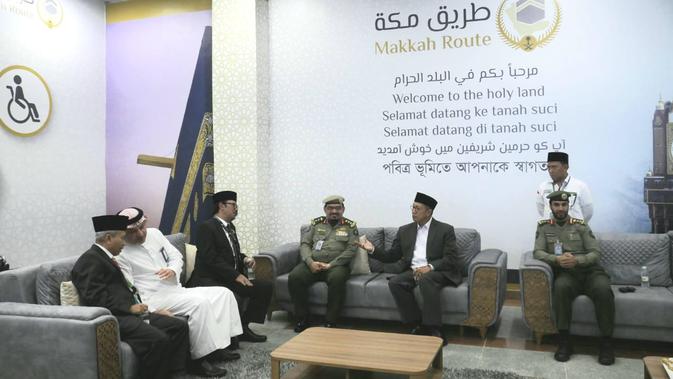 Menteri Agama (Menag) Lukman Hakim Saifuddin dan anggota Amirul Hajj lainnya tiba di Bandara King Abdul Aziz, Jeddah pada Selasa sore (30/7/2019). Darmawan/MCH