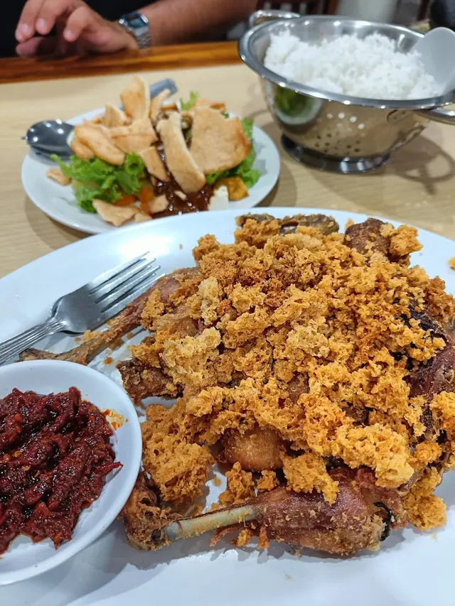 Rekomendasi Ayam Goreng Dekat Stasiun Bandung