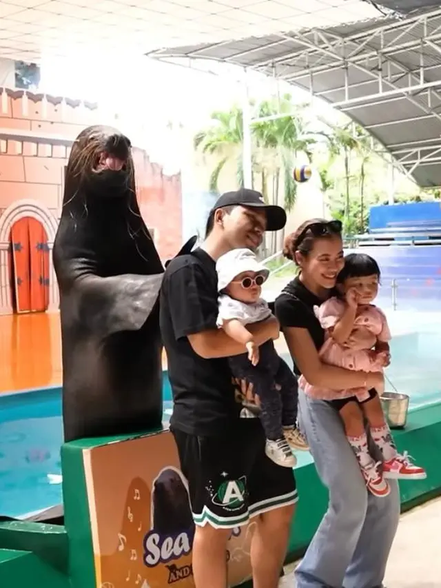 6 Potret Tampilan Aaliyah Massaid saat Momong Ameena-Azura, Dipuji Aura Keibuan Terpancar