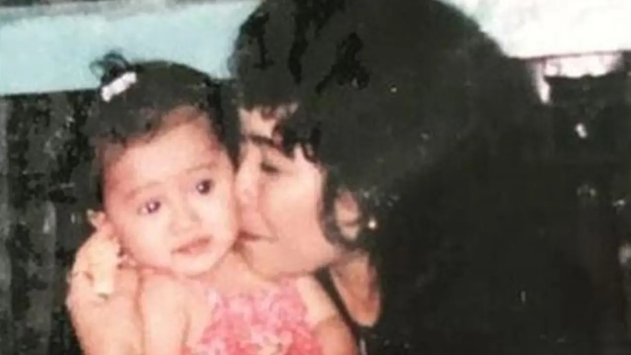 7 Potret Lawas Kebersamaan Ayu Ting Ting dan Ibunda, Selalu Kompak