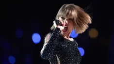 Taylor Swift mendapatkan US$ 170 juta atau setara Rp 2,3 triliun dan menjadi yang nomor satu dalam daftar yang dirilis Forbes. Penghasilan itu didapatkan berkat kesuksesan tur konser ‘1989 World Tour.’ (KEVORK DJANSEZIAN/GETTY IMAGES/AFP)