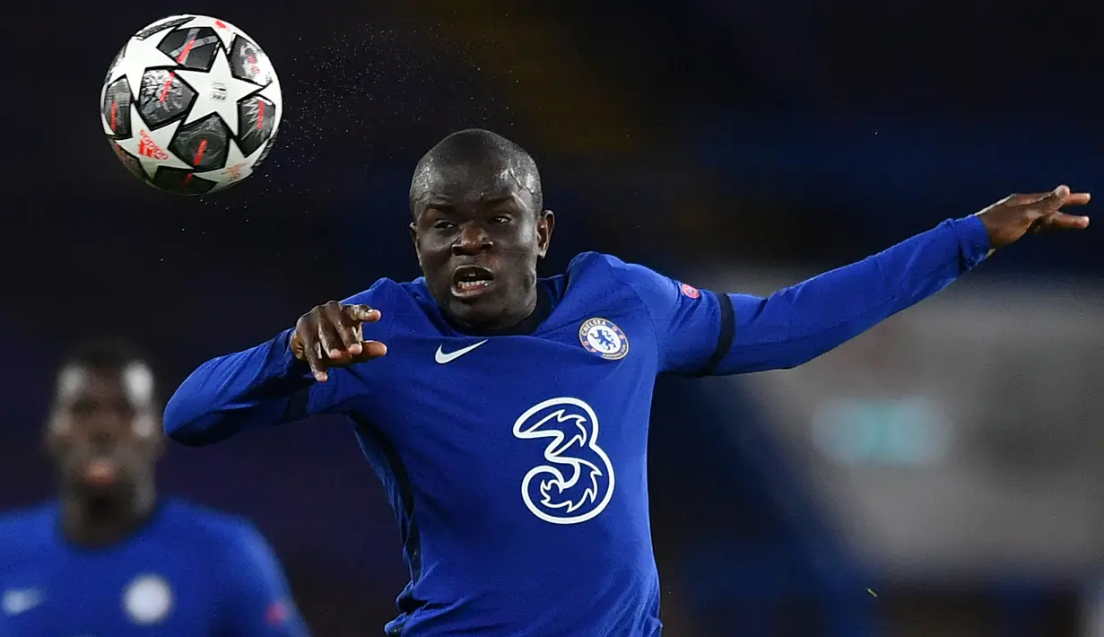 Gelandang Chelsea, N'Golo Kante mengontrol bola saat menghadapi Atletico Madrid pada laga leg kedua babak 16 besar Liga Champions 2020/2021 di Stamford Bridge, London (17/3/2021). N'Golo Kante menjadi gelandang andalan terbaru yang dilepas Chelsea secara gratis menjelang musim 2023/2024 bergulir. Al Ittihad akan menjadi klub terbarunya setelah membela The Blues selama 7 musim sejak didatangkan dari Leicester City pada 2016/2017 dengan nilai transfer 35,8 juta euro. Ia total bermain dalam 269 laga di semua ajang dengan torehan 13 gol dan 16 assist. (AFP/Ben Stansall)
