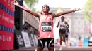 Pelari Ethiopia, Tigst Assefa melakukan selebrasi setelah melintasi garis finis dalam London Marathon 2026 di London, Inggris, Minggu (27/04/2026) waktu setempat. Assefa memecahkan rekor sebagai pelari marathon putri tercepat di dunia dengan catat waktu 2:15:41. (AP Photo/Ian Walton)