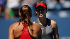 Petenis Kanada, Eugenie Bouchard bersalaman dengan petenis Rusia Evgeniya Rodina usai pertandingan di AS Terbuka 2017 di USTA Billie Jean King National Tennis Center, New York (30/8). Bouchard kalah 7-6 (2), 6-1. (AFP Photo/Eduardo Munoz Alvarez)