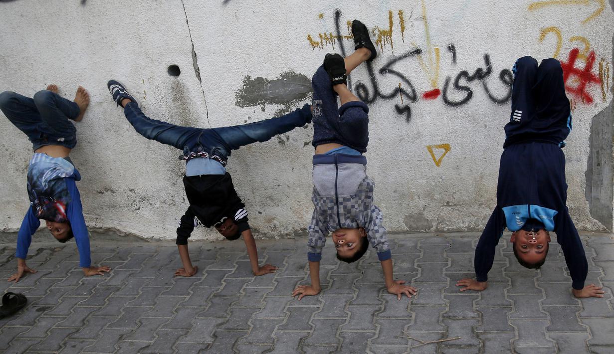 Anak laki-laki Palestina melakukan pemanasan saat mengikuti pelatihan tari di kamp pengungsi Al-Nusairat, Jalur Gaza tengah (5/11/2019). Pada 2012, Ahmed dan teman-temannya mendirikan sekolah tari di kamp pengungsi Nuseirat. (AP Photo/Hatem Moussa)