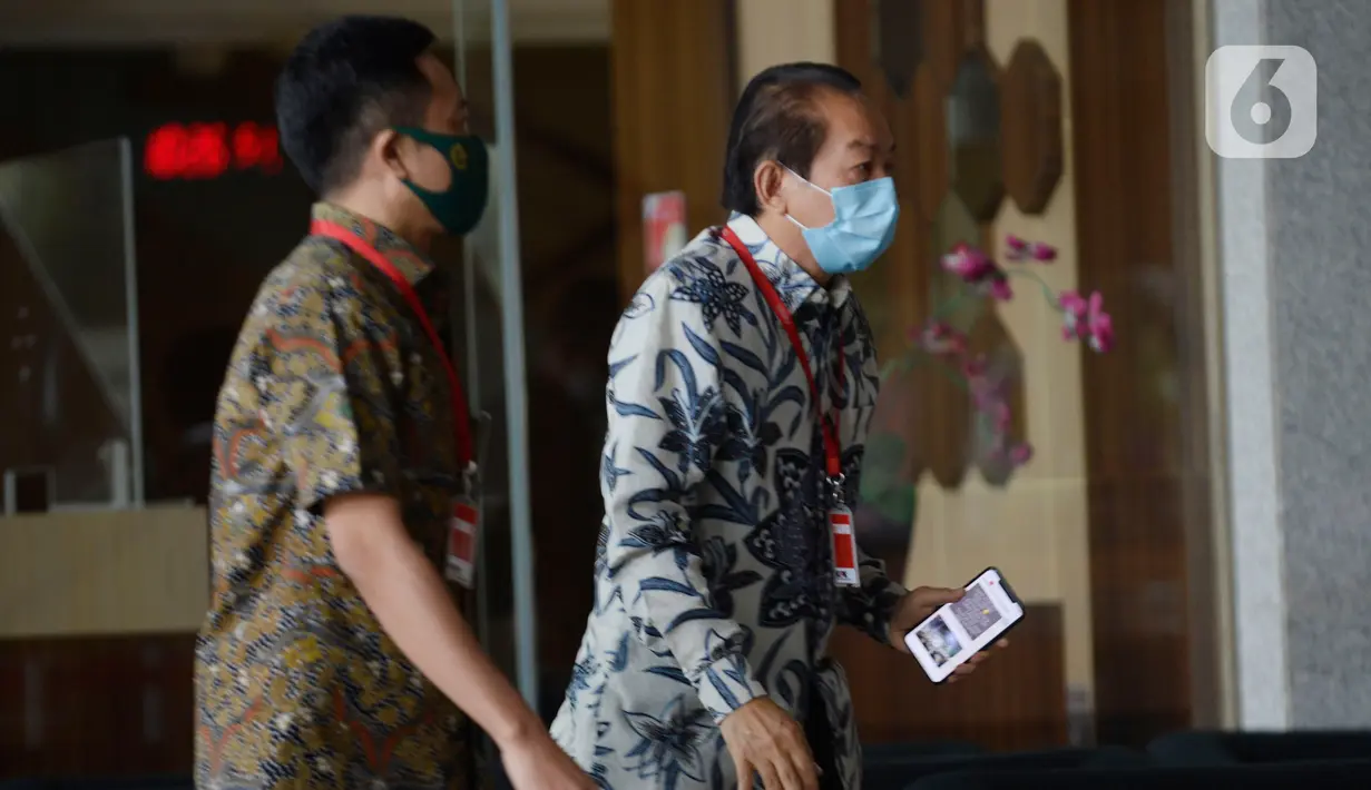 Advokat, Hardja Karsana Kosasih menunggu akan menjalani pemeriksaan di Gedung KPK, Jakarta, Rabu (20/5/2020). Hardja Karsana Kosasih diperiksa terkait kasus dugaan suap dan gratifikasi dalam penangan perkara di Mahkamah Agung (MA). (merdeka.com/Dwi Narwoko)