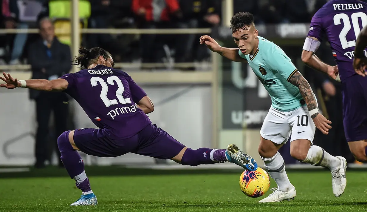 Penyerang Inter Milan, Lautaro Martinez (kanan) berusaha melewati bek Fiorentina, Martin Caceres pada pertandingan lanjutan Liga Serie A Italia di stadion Artemio-Franchi di Florence (15/12/2019). Inter Milan bermain imbang 1-1 atas Fiorentina. (AFP Photo/Filippo Monteforte)