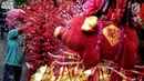 Pedangan merapikan dagangan pernak-pernik menyambut Imlek di Pasar Pancoran Glodok, Tamansari, Jakarta, Minggu, (21/1). Warga keturunan Tionghoa mulai berburu pernak-pernik jelang Tahun Baru Imlek 2570 pada 5 Februari 2019. (Liputan6.com/Faizal Fanani)
