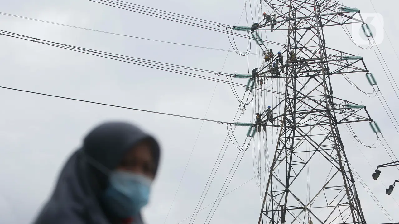 Saat Pasukan Elit PLN Bekerja Diantara Ketinggian dan Tegangan Tinggi