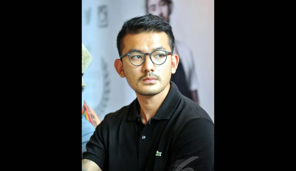 Mengenakan kacamata bingkai hitam, Rio Dewanto terlihat semakin tampan, Jakarta, Kamis (8/1/2015). (Liputan6.com/Panji Diksana)